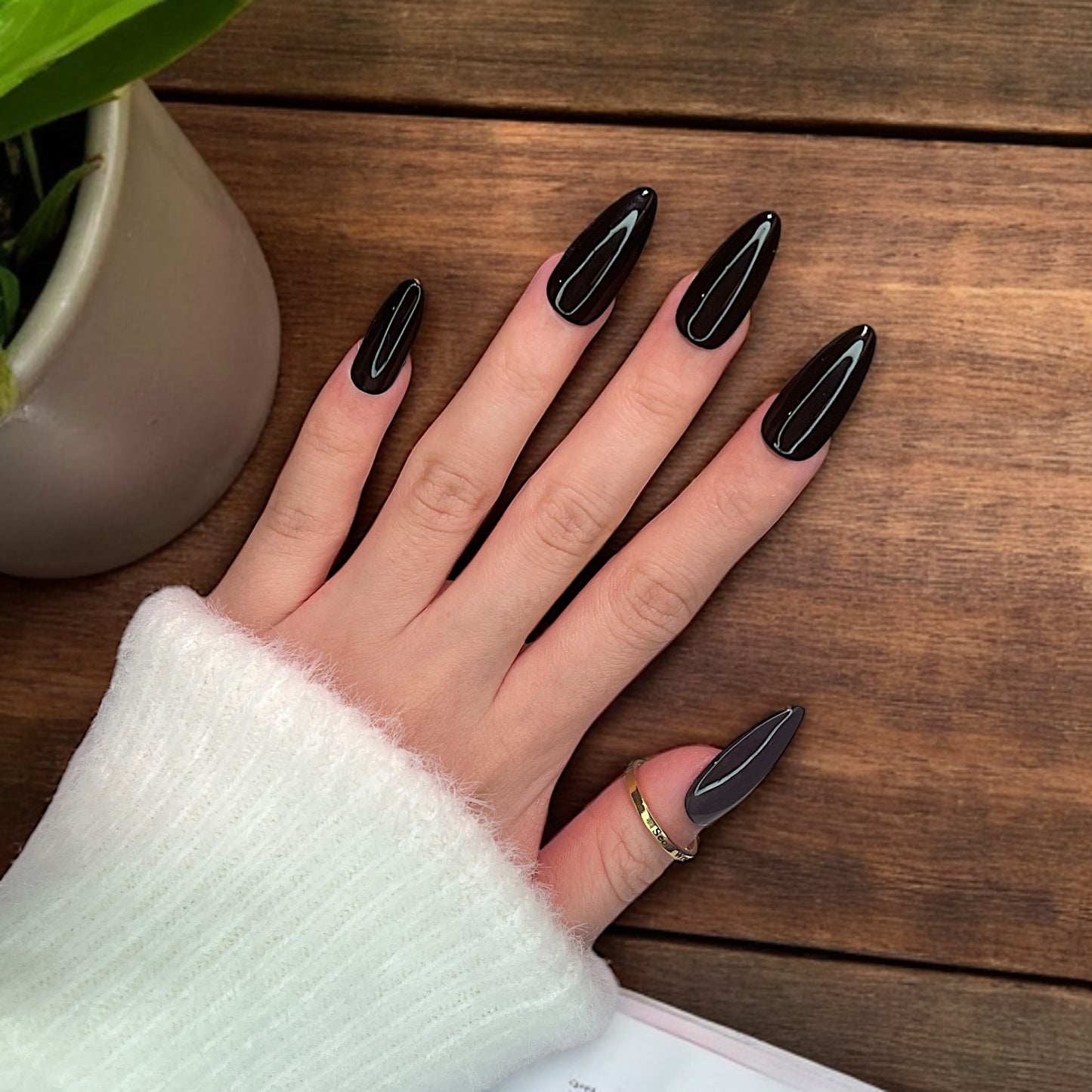 G002 - Black